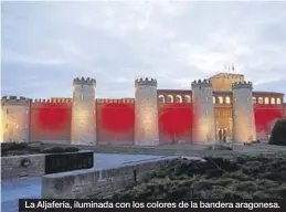  ?? SERVICIO ESPECIAL ?? La Aljafería, iluminada con los colores de la bandera aragonesa.