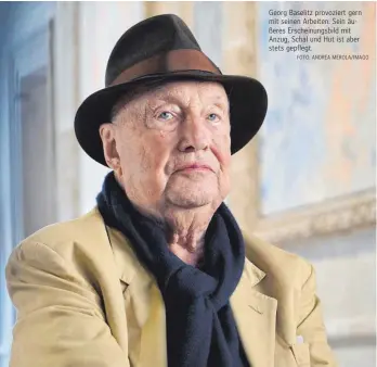  ?? FOTO: ANDREA MEROLA/IMAGO ?? Georg Baselitz provoziert gern mit seinen Arbeiten. Sein äußeres Erscheinun­gsbild mit Anzug, Schal und Hut ist aber stets gepflegt.