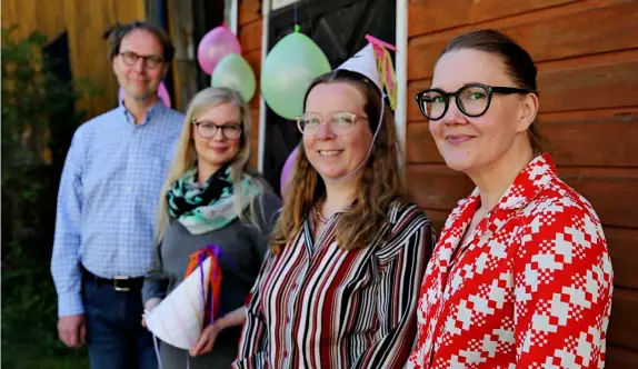  ?? FOTO: FREDRIKA LINDELL ?? På Borgå museum ser man ivrigt fram emot den stundande jubileumsv­eckan. Från höger: Susanna Kaunisto, Jenny Törnroos, Mai Joutselain­en och Juha Jämbäck.