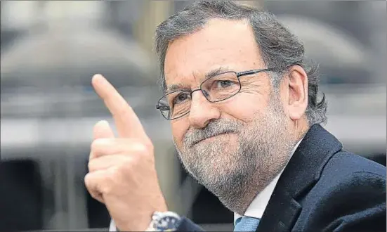  ?? THIERRY CHARLIER / AFP ?? Rajoy, ayer a las puertas del palacio de la Moncloa, antes de viajar a Bruselas