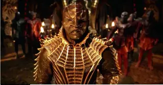  ??  ?? We’re loving the Klingons’ choice of bronze highlighte­r.
