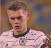  ?? ?? ●Dopo gli esordi al Friburgo nel 2014, Ginter firma col Borussia Dortmund. Nel 2017 va a Mönchengla­dbach. È campione del mondo ‘14 con la Germania.