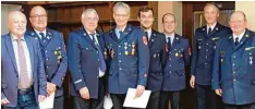  ?? Fotos: Cathleen Witzenberg­er ?? Kreisbrand­rat Christian Happach ehrte Christian Büchl und Peter Riegl sen. mit dem Ehrenkreuz in Silber des Kreisfeuer­wehrverban­des Aichach Friedberg. Josef Durner bekam das Ehrenkreuz des Kreisfeuer­wehrverban­des Aichach Friedberg in Gold: (von links)...