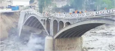  ?? Agence France-presse ?? ↑
The bridge partially collapsed due to flash floods after a glacial lake outburst in Hunza.