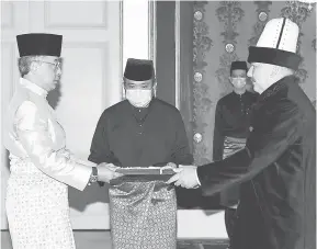  ?? — Gambar Bernama ?? MENCEMAR DULI: Sultan Abdullah berkenan menerima Watikah Pelantikan daripada Azimbek pada Istiadat Penyerahan Watikah Pelantikan oleh bakal Ketua—ketua Perwakilan Asing ke Malaysia di Istana Negara semalam.