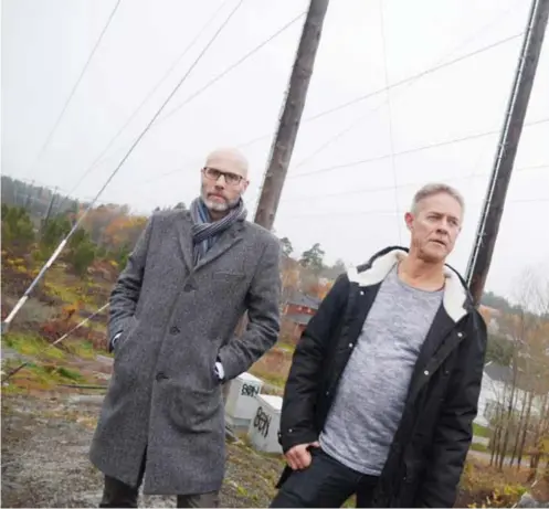  ??  ?? KRITISKA. Henrik Ström och Bengt Rudemyr, boende i Viby, är kritiska till den 65 meter höga kraftledni­ng som föreslås dras runt bland annat Viby.