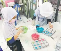  ?? ?? KREATIF: Persiapan membuat biskut raya daripada murid.