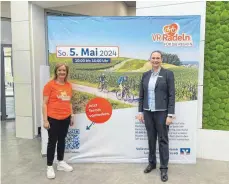  ?? FOTO: THOMAS WERZ ?? VR-Bank-Vorständin Stephanie Bernickel (rechts) und Marion Fakler, Leiterin der Unternehme­nskommunik­ation, hoffen auf bis zu 3000 aktive Radfahrer für das „VR-Radeln“am 5. Mai.