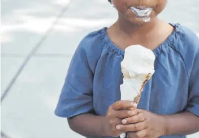  ?? AGENCIAS ?? Una niña degusta un helado, uno de los alimentos que más agradan a los pequeños de la casa.