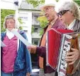  ??  ?? Jetzt die Hymne: (v.l.) Elisabeth Wengen meir, Gerhard Wrensch, Gudrun Arndt.