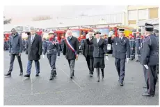  ??  ?? Les hommes du feu ont été salués par les autorités.