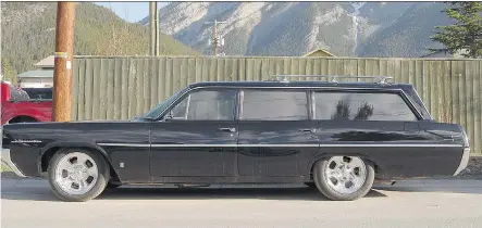  ?? ALEX EMOND/ DRIVING ?? Ian Mackie likes to take his restored 1964 Pontiac Laurentian Safari wagon out for a spin. Here it’s parked on a street in Banff.