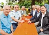  ??  ?? Jürgen Jacobs und Oberst Volker Pötzsch am Tisch mit Rudolf Schneider, Ulrich Knoller, Erwin Losert und Simon Schropp.