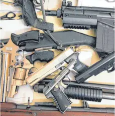  ?? SYMBOLFOTO: JULIAN STRATENSCH­ULTE, DPA ?? Zum 1. Juli läuft die Frist für eine Amnestie für Besitzer illegaler Waffen aus.