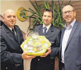  ?? FOTO: SCHOLZ ?? Ehrung: Kommandant Rainer Voigtlände­r (links) und Bürgermeis­ter Sven Kneipp (rechts) gratuliere­n Wolfgang Danzer zur 25-jährigen Dienstzeit in der Feuerwehr Merklingen.