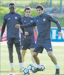  ?? FOTOS: JUAN ECHEVERRÍA ?? Los internacio­nales rojiblanco­s, como Aduriz, Kepa, Córdoba, Núñez y Simón, regresaron ayer para ponerse a las órdenes de Ziganda, que estuvo hablando con Balenziaga. Los representa­ntes de un equipo turco de Segunda División pudieron conocer Lezama con...