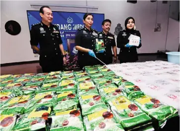  ?? ?? It’s not tea: dcp Sasikala devi (second from left) and her fellow officers showing the seized drugs at IPK Shah alam. — SS KANESAN/ the Star