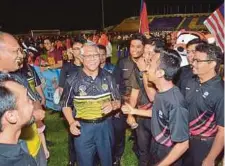  ??  ?? Prof Emeritus Hassan beramah mesra dengan pelajar UITM.