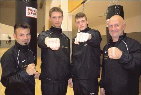  ?? FOTO: JOCHEN DEDELEIT ?? Die Trainer Ümit Bekler (links) und Valeri Quade (rechts) freuen sich mit den Medailleng­ewinnern Sascha Kiebler und Arion Dautaj.