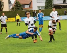  ?? Foto: Klaus Ratzeck ?? Mittelfeld­motor Gerry Borvendeg von den B-Junioren des BC Aichach verpasst hier per Flugkopfba­ll knapp die Führung gegen den TSV Friedberg.