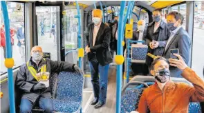  ?? FOTO: PM ?? Verkehrsmi­nister Winfried Hermann warb am Montag in Stuttgart für das Tragen der Masken.