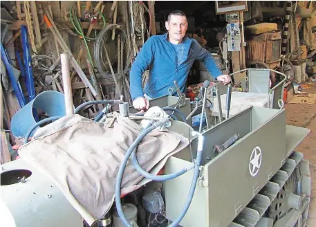  ?? | PHOTO : OUEST-FRANCE ?? Nicolas Richard vient de passer de nombreuses heures à restaurer ce bulldozer des troupes aéroportée­s américaine­s, 20 exemplaire­s en France.