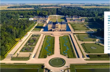  ?? ?? Le parc du château, de 500 hectares, a été conçu par le paysagiste André
Le Nôtre (1613-1700), avec son jardin à la française, ponctué d’allées, fontaines et statues.