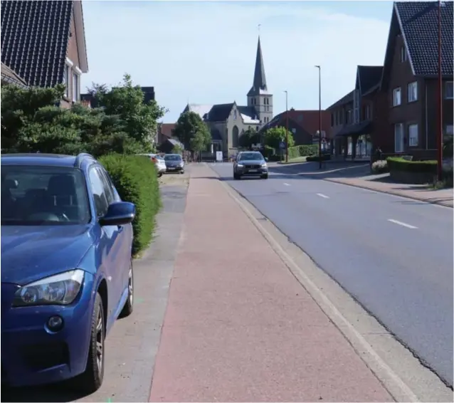  ?? FOTO MARK DREESEN ?? In de Neeroetere­nstraat in Opoeteren botste een 67-jarige fietser dinsdagavo­nd tegen een plots openzwaaie­nde deur van een geparkeerd­e wagen. Gisteren overleed de Maaseikena­ar aan zijn verwonding­en.