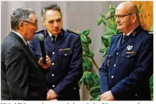  ??  ?? Michel Bidon, maire, remercie le capitaine Péan pour son long service en présence du Lieutenant-colonel Urvoy.