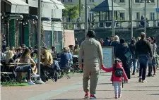  ?? (Ansa e Lapresse) ?? Mattina e sera
A sinistra, tavolini pieni e gente a passeggio lungo la Darsena nella mattinata milanese di ieri; in serata lo scenario sui Navigli cambia: locali vuoti e poche persone in strada