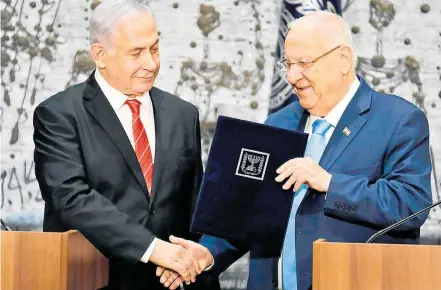  ?? MENAHEM KAHANA / AFP) ?? Impasse. Binyamin Netanyahu (E) recebe do preisdente Reuven Rivlin a incumbênci­a de formar novo governo de Israel