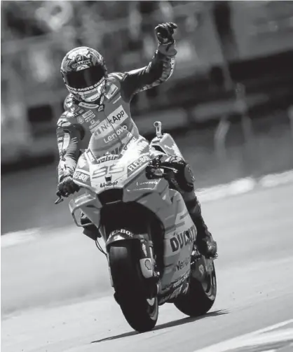  ?? Foto: Enric Fontcubert­a (Efe) ?? Jorge Lorenzo celebra ayer la ‘pole’ en el circuito de Montmeló.