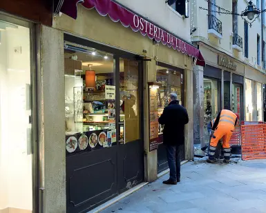  ?? (Vision) ?? Nel mirino L’«Osteria da Luca», a Venezia, ha presentato un conto di 1143 euro a quattro studenti giapponesi che hanno mangiato pesce