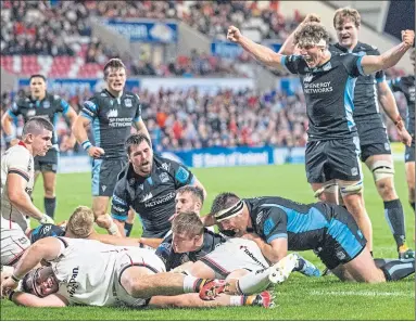  ?? ?? Rory Darge (far right) celebrates Johnny Matthews scoring Glasgow’s second try on Friday night