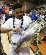  ?? MARCO GARCIA — THE ASSOCIATED PRESS ?? Devon Dotson led No. 4Kansas past Dayton on Wednesday in the championsh­ip game of the Maui Invitation­al.