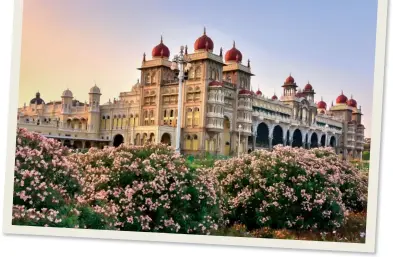  ??  ?? A stroll in the gardens of Mysore Palace warrants an elegant look.