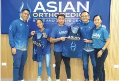  ?? CONTRIBUTE­D PHOTO ?? Long distance runner Artjoy Torregosa (second from left) and her coach Arvin Loberanis (C) with the founders of Asian Orthopedic­s multi-sport team doctors Pierre Mella (L) and Reneil Jay Peña (second from right) and Pierre’s wife Dr. Claire Marie DurbanMell­a.