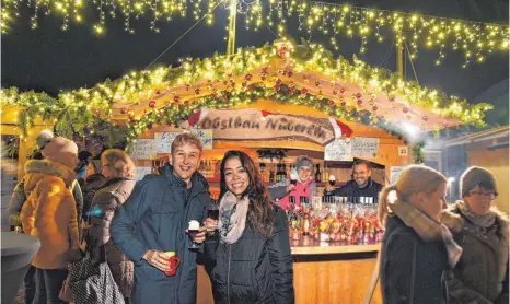  ?? FOTO: SUSI DONNER ?? Lukas Jicha und Marissa Alemany sind begeistert von der Hafenweihn­acht und der heißen Zwetschge bei Nüberlins.