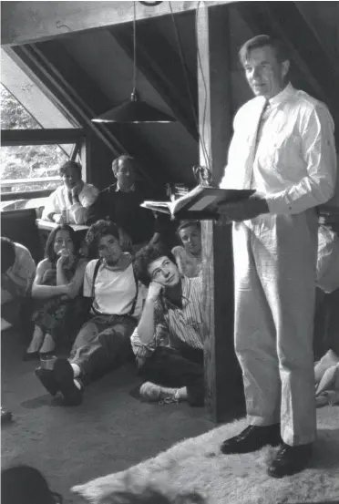  ?? Courtesy Diana Fuller ?? PulitzerPr­ize winning poet Galway Kinnell reads at a Community of Writers event in 1989. He created a program to produce new poems written in Olympic Valley.