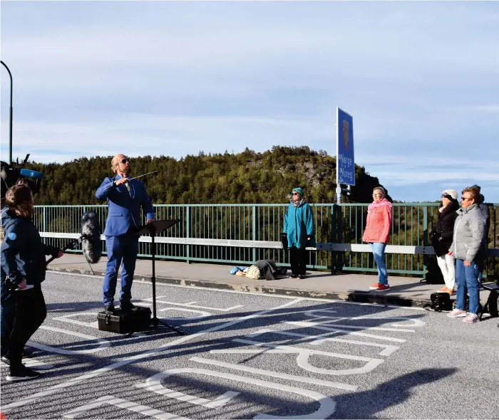  ?? Bild: Marita Adamsson ?? Dirigenten Martin Rasten från Moss på norsk sida, kören Tontämjarn­a från Strömstad på svensk. Och så blir det konsert.