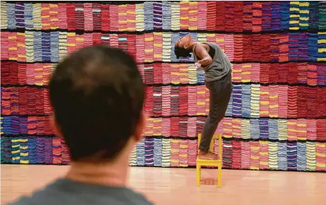  ?? Jon Shapley photos / Staff photograph­er ?? Candace Rattliff Tompkins, right, works with Jane Weiner as they rehearse choreograp­hy for an upcoming site-specific performanc­e around “Crêpe Paper Carpet,” a sculptural installati­on at Moody Center for the Arts.