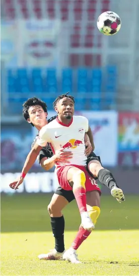  ??  ?? Wataru Endo (l.) hatte mit dem VfB Stuttgart am Sonntag keine Chance. Christophe­r Nkunku und RB Leipzig kontrollie­rten komplett das Geschehen.