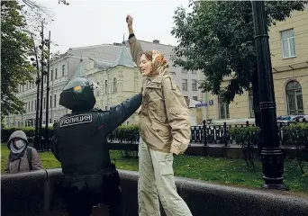  ?? (foto Ap) ?? I manifestan­ti Un poliziotto ferma una manifestan­te che protesta contro la mobilitazi­one a Mosca
