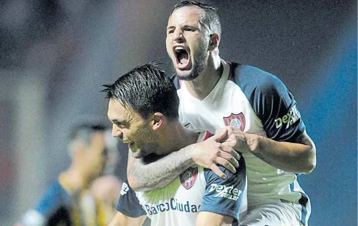  ?? JUAN MANUEL FOGLIA ?? Golazo de Caruzzo. El defensor definió con gran categoría, dejando un rival en el piso, y convirtió el segundo gol del local. En el festejo se suma Franco Mussis.