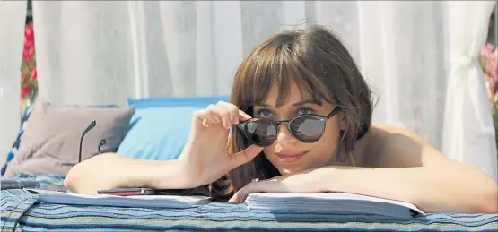  ?? [ Universal Pictures ] ?? „Fifty Shades Freed“: Ana (zauberhaft: Dakota Johnson) will sich an der Coteˆ d’Azur ausziehen, ihr Gemahl erlaubt es nicht, sie wartet, bis er weg ist.