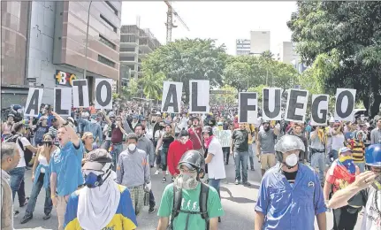  ??  ?? Ayer, por 56 días consecutiv­os, se repitieron protestas populares contra el régimen chavista. (EFE)
