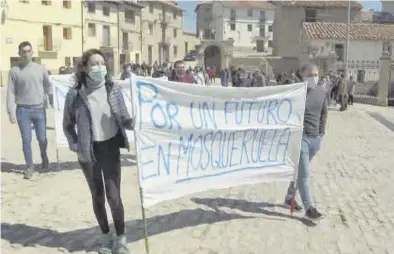  ?? ARAGÓN TV ?? Un centenar de vecinos se manifestó ayer en Mosqueruel­a a favor de los molinos de Forestalia.