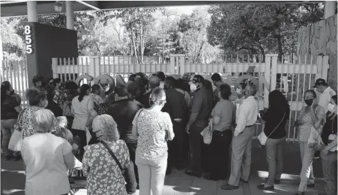  ?? FOTO: JOSÉ BETANZOS ?? > En la puerta del parque se aglomeraro­n los adultos antes de que les tocara su turno.