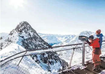  ?? FOTO: CHRISTOPH SCHÖCH PHOTOGRAPH­Y ?? Waghalsig an die Bergkuppe gebaut ist die Aussichtsp­lattform Top of Tyrol ein Anziehungs­punkt im Stubaital.