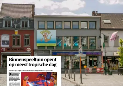  ??  ?? FOTO JOREN DE WEERDT De binnenspee­ltuin is een bekende zaak in de Heistse winkelstra­at. Links het artikel in uw krant waarin de ouders van Shashia trots de opening aankondigd­en.